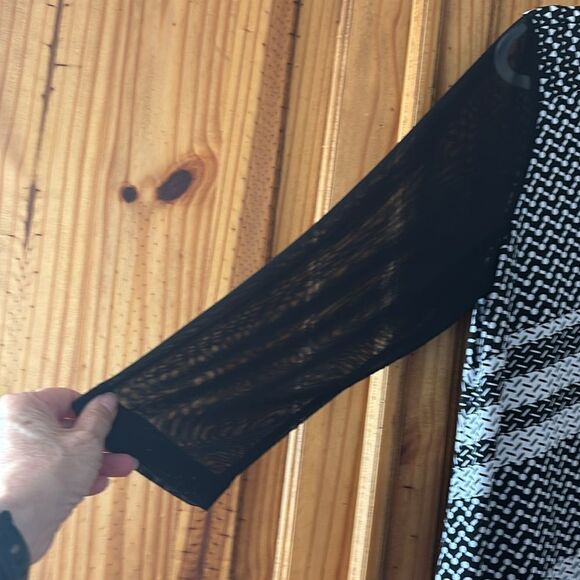 Chico’s Travelers Asymmetrical Hem Top - Picture 2 of 5